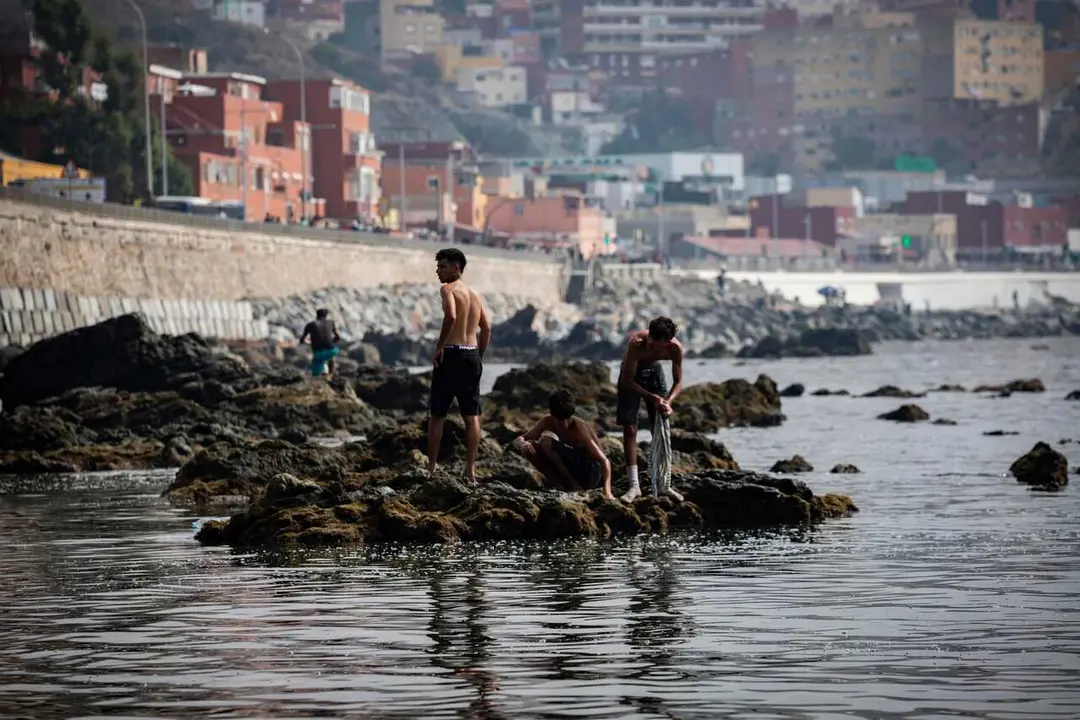 Archivo - 01 August 2026, Spain, Ceuta: Migrants who remained in Ceuta cross back into Morocco through the Tarajal border crossing during the early morning hours.  