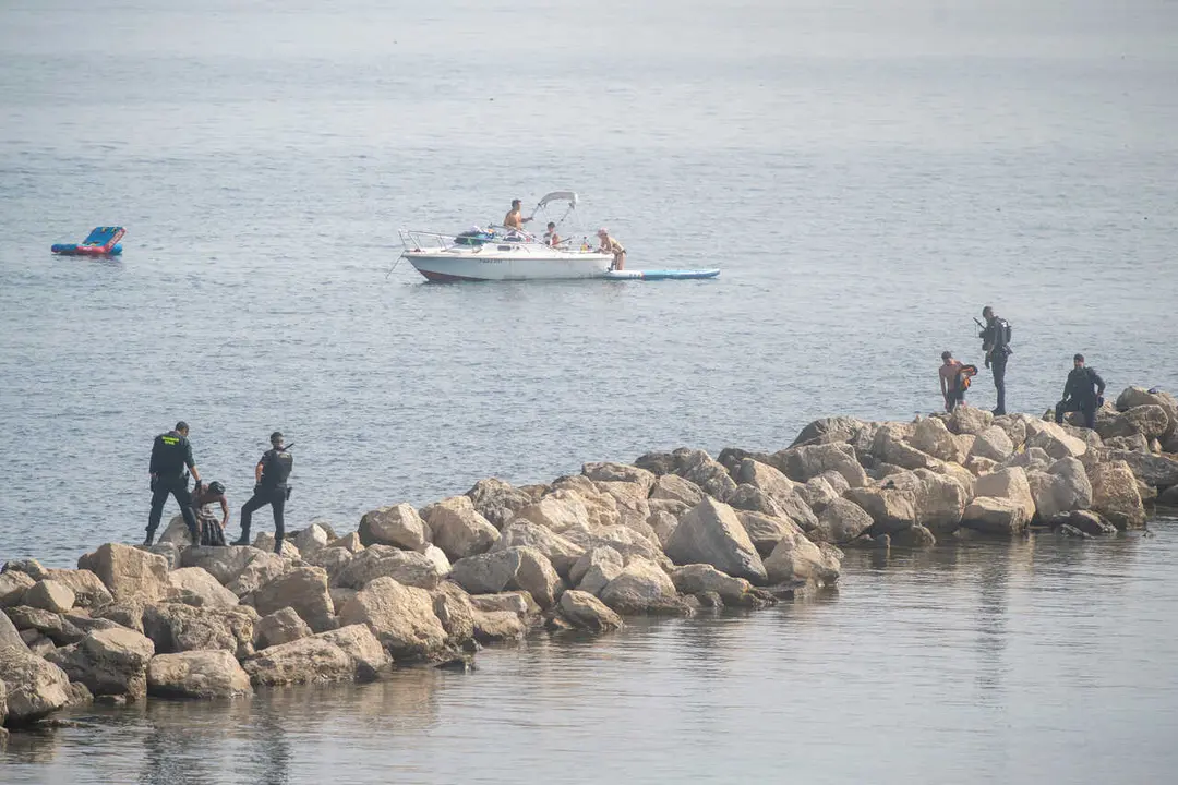 Archivo - Agentes de la Guardia Civil controlan la frontera, a 1 de agosto de 2026, en Ceuta (Espa&ntilde;a). Tras la crisis migratoria desatada el pasado jueves 30 de julio, el flujo de personas cruzando a nado desde Marruecos a Ceuta ha finalmente cesado duran