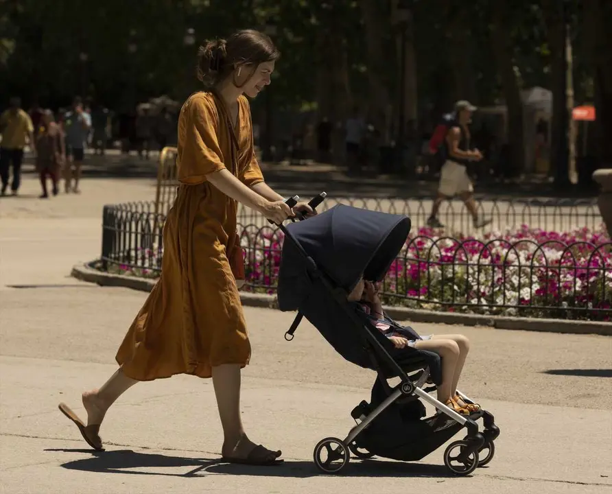 Archivo - (Foto de ARCHIVO) Una familia en el parque de El Retiro, a 4 de julio de 2023, en Madrid (Espa&ntilde;a).