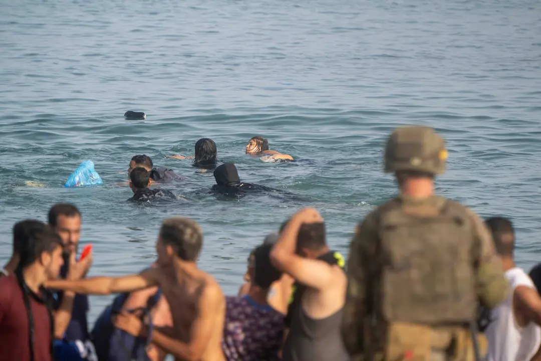 Archivo - Decenas de migrantes intentan cruzar a Espa&ntilde;a desde Marruecos, a 31 de julio de 2026, en Ceuta (Espa&ntilde;a).