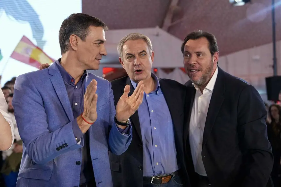 Archivo - (I-D) El presidente del Gobierno, Pedro S&aacute;nchez; el expresidente del Gobierno Jos&eacute; Luis Rodr&iacute;guez Zapatero y el ministro de Transportes y Movilidad Sostenible, &Oacute;scar Puente, durante el cierre de la campa&ntilde;a del PSOE, a 13 de marzo de 2026, en Val