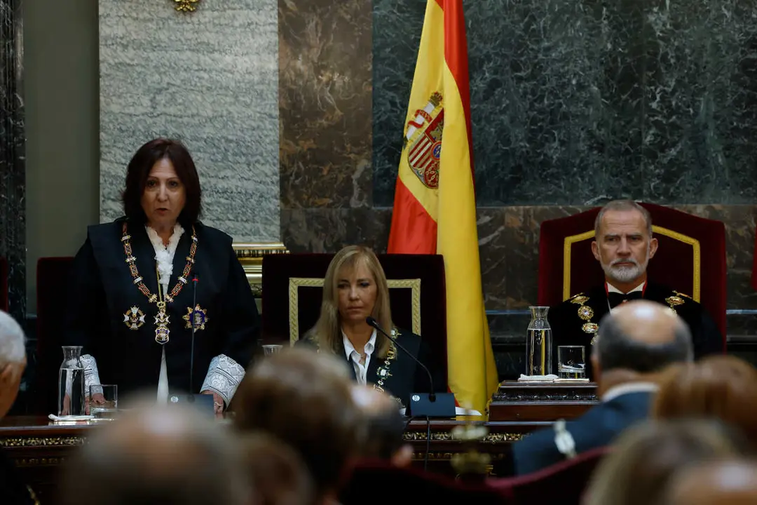 El rey Felipe VI, la presidenta del Tribunal Supremo y del Consejo General del Poder Judicial, Isabel Perell&oacute; y la fiscal general del Estado, Teresa Peramato, durante el acto de apertura del A&ntilde;o Judicial, en el Tribunal Supremo este jueves.- POOL
