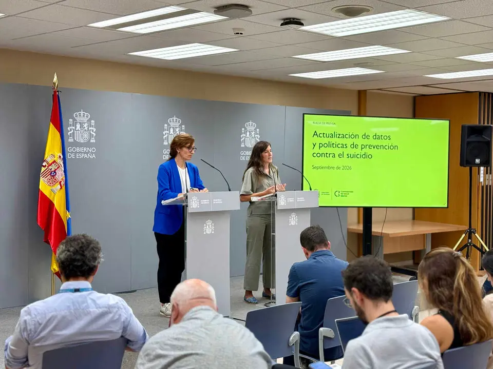 
<p>Sanidad crear&aacute; un Sistema de Vigilancia de Salud Mental y un registro estatal del suicidio</p>
<p>   MADRID, 10 (EUROPA PRESS TELEVISI&Oacute;N)</p>
<p>   La ministra de Sanidad, M&oacute;nica Garc&iacute;a, ha informado este jueves de que el a&ntilde;o pasado se produjeron 3.808 muertes por suicidio, seg&uacute;n las cifras provisionales, lo que supone el tercer descenso anual consecutivo de fallecimientos por esta causa, con una disminuci&oacute;n de 145 respecto a 2024 y de 419 en comparaci&oacute;n con 2022, as&iacute; como una reducci&oacute;n acumulada superior al 10 por ciento.</p>
<p>   "Es una evoluci&oacute;n positiva, es una evoluci&oacute;n esperanzadora, pero obviamente, como siempre, debemos interpretarla con prudencia", ha subrayado Garc&iacute;a en rueda de prensa, coincidiendo con el D&iacute;a Mundial para la Prevenci&oacute;n del Suicidio, despu&eacute;s de aseverar que "siguen siendo 3.808 vidas perdidas y familias rotas", tras lo que ha apuntado que el suicidio es un "fen&oacute;meno complejo, multicausal", con una "dimensi&oacute;n social".</p>
<p>   La ministra ha puesto en valor el "esfuerzo decidido" que ha hecho en los &uacute;ltimos a&ntilde;os el Ministerio de Sanidad para situar la salud mental "en el sitio que se merece dentro de las pol&iacute;ticas p&uacute;blicas" y por reforzar la prevenci&oacute;n del suicidio como una "prioridad de pa&iacute;s".</p>
<p>   En este contexto, ha avanzado que su departamento est&aacute; redactando un real decreto que regular&aacute; el Sistema de Vigilancia de Salud Mental y crear&aacute; el primer registro estatal del suicidio.</p>
<p>   "Contar con un sistema que nos permita saber qu&eacute; es lo que est&aacute; ocurriendo, detectar lo antes posible cambios y evaluar si las pol&iacute;ticas que estamos impulsando est&aacute;n funcionando (...), en el fondo consiste en saber qu&eacute; est&aacute; pasando con la salud mental de la gente, detectar d&oacute;nde empiezan y aparecen nuevas situaciones de riesgo y poder llegar antes para poder prevenirlas", ha explicado.</p>
<p>RD DE VIGILANCIA DE SALUD MENTAL</p>
<p>   El real decreto desarrollar&aacute; "tres elementos", comenzando por la creaci&oacute;n del Sistema de Vigilancia de Salud Mental, que Garc&iacute;a ha detallado que permitir&aacute; disponer de informaci&oacute;n homog&eacute;nea, sistem&aacute;tica y comparable en todo el pa&iacute;s. Seg&uacute;n ha precisado, se integrar&aacute; en la Red Estatal de Vigilancia en Salud P&uacute;blica y contar&aacute; con una unidad central coordinada con las unidades de las comunidades aut&oacute;nomas.</p>
<p>   En segundo lugar, establecer&aacute; procedimientos comunes a trav&eacute;s de un comit&eacute; t&eacute;cnico que acordar&aacute; c&oacute;mo se recoge y se analiza la informaci&oacute;n para que los datos signifiquen lo mismo en cualquier comunidad.</p>
<p>   El tercer elemento es la puesta en marcha del registro estatal del suicidio, que integrar&aacute; informaci&oacute;n sanitaria, estad&iacute;stica y m&eacute;dico forense para conocer la incidencia del suicidio y sus factores, informaci&oacute;n que ayudar&aacute; a orientar mejor las pol&iacute;ticas de prevenci&oacute;n, mejorar la respuesta asistencial y reforzar el apoyo a las personas en situaci&oacute;n de riesgo y a sus familias.</p>
<p>   El objetivo es "pasar de mirar la realidad por el retrovisor a tener un radar que nos avise a tiempo", seg&uacute;n ha resaltado Garc&iacute;a, quien ha recordado que la prevenci&oacute;n del suicidio "no cabe en una sola consulta ni tampoco depende de una sola administraci&oacute;n".</p>
<p>   La titular de Sanidad ha subrayado que este real decreto culminar&aacute; el trabajo llevado a cabo durante la legislatura, en la que ha recordado que se han aprobado el Plan de Acci&oacute;n y el Observatorio para la Prevenci&oacute;n del Suicidio, se han financiado proyectos auton&oacute;micos y se ha reforzado la L&iacute;nea 024, que ha destacado que, desde su puesta en marcha en mayo de 2022 y hasta el 30 de junio de 2026, ha atendido 606.739 llamadas y 87.496 conversaciones de chat.</p>
<p>122 PROYECTOS FINANCIADOS EN 2025</p>
<p>   Garc&iacute;a ha destacado que, durante el pasado a&ntilde;o, el Plan de Acci&oacute;n para la Prevenci&oacute;n del Suicidio 2025-2027, que cuenta con una financiaci&oacute;n de 17,83 millones de euros anuales en 2025 y 2026, financi&oacute; 122 proyectos que desarrollan programas de hospitalizaci&oacute;n domiciliaria en salud mental, actuaciones de posvenci&oacute;n para supervivientes, familiares y allegados, formaci&oacute;n de profesionales y agentes comunitarios, intervenciones en centros educativos y penitenciarios y proyectos dirigidos a colectivos en situaci&oacute;n de especial vulnerabilidad.</p>
<p>   De estos 122 proyectos, la comisionada de Salud Mental, Bel&eacute;n Gonz&aacute;lez, ha presentado el trabajo de tres, realizados en Castilla-La Mancha, Asturias y Galicia, con una financiaci&oacute;n de 70.000, 300.000 y 173.000 euros, respectivamente.</p>
<p>    El primero de ellos consiste en la detecci&oacute;n y se&ntilde;alizaci&oacute;n de puntos cr&iacute;ticos donde se localizan un mayor n&uacute;mero de intentos de suicidio o de suicidios consumados, con el objetivo de establecer en ellos barreras f&iacute;sicas, informaci&oacute;n de ayuda y mensajes de esperanza.</p>
<p>   El segundo se centra en la atenci&oacute;n domiciliaria para j&oacute;venes y adolescentes con ideaci&oacute;n suicida, a trav&eacute;s de equipos multidisciplinares dotados de recursos para poder desplazarse a los domicilios y evitar as&iacute; la hospitalizaci&oacute;n en una planta de psiquiatr&iacute;a.</p>
<p>   El tercer proyecto consiste en grupos de paseo dinamizados para prevenir la soledad no deseada, que, en su primer a&ntilde;o se llevaron a cabo en 11 municipios rurales de A Coru&ntilde;a y este a&ntilde;o han aumentado su implantaci&oacute;n a Lugo con nueve municipios m&aacute;s. "Una intervenci&oacute;n aparentemente simple pero que fundamenta los principios que defendemos y que ha mostrado una espectacular eficacia", ha destacado Gonz&aacute;lez.</p>
<p>   La comisionada ha destacado que el Plan de Acci&oacute;n y estos 122 proyectos reflejan no solo la preocupaci&oacute;n del Gobierno por el suicidio, sino el "aumento de la conciencia social" sobre este. As&iacute;, respecto a las causas del descenso en la cifra de suicidios, ha comentado que son multifactoriales, pero que tanto estos proyectos como el trabajo de las comunidades aut&oacute;nomas, las familias, las asociaciones y los ayuntamientos son relevantes para favorecer la prevenci&oacute;n.</p>
<p>   "Adem&aacute;s, visibilizarlo con un mensaje de esperanza, con recursos a los que poder acudir y de una manera compartida y comprensiva es lo que nos va a permitir seguir disminuyendo estas cifras de suicidio", ha afirmado para a&ntilde;adir que las variables socioecon&oacute;micas tambi&eacute;n influyen en el aumento o descenso de los datos.</p>
<p> IM&Aacute;GENES DISPONIBLES EN EUROPA PRESS TELEVISI&Oacute;N</p>
<p>URL DE DESCARGA: </p>
<p><a target="_blank" href="https://www.europapress.tv/politica/1115835/1/muertes-suicidio-situaron-3808-2025-145-menos-2024">https://www.europapress.tv/politica/1115835/1/muertes-suicidio-situaron-3808-2025-145-menos-2024</a></p>
<p>TEL&Eacute;FONO DE CONTACTO 91 345 44 06 </p>
      