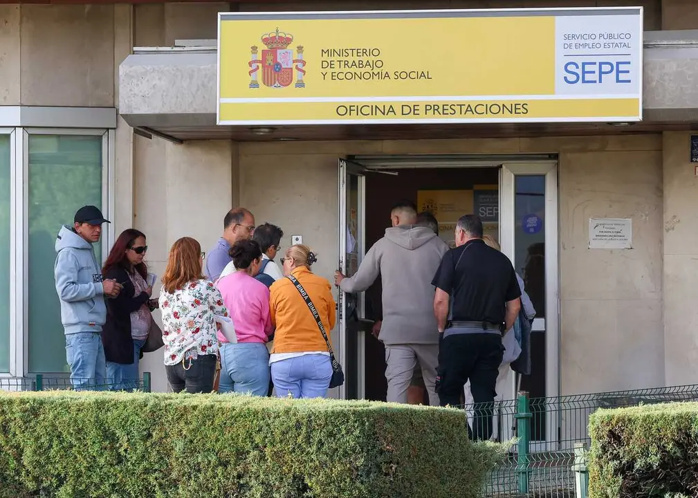 Archivo - Varias personas en la entrada de una oficina del Servicio P&uacute;blico de Empleo Estatal (SEPE) en Madrid (Espa&ntilde;a).
