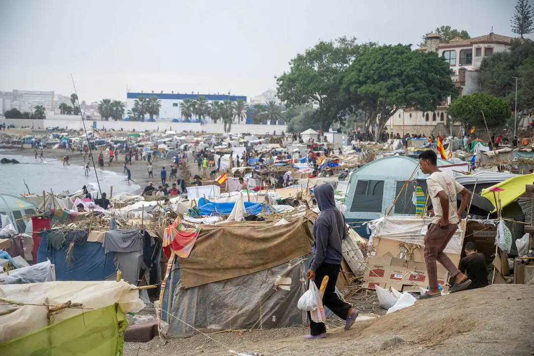 Varios inmigrantes acampados en la playa, a 5 de septiembre de 2026, en Ceuta (Espa&ntilde;a).