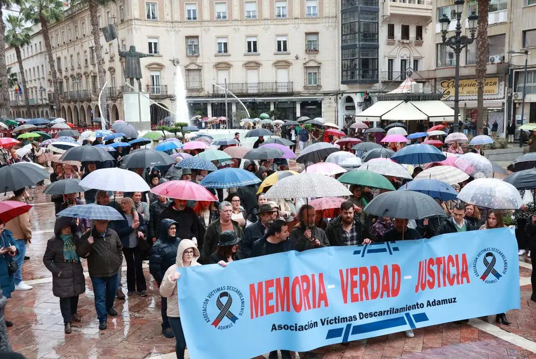 Archivo - Im&aacute;genes de la marcha convocada por la Asociaci&oacute;n V&iacute;ctimas del Descarrilamiento de Adamuz, en su recorrido desde la estaci&oacute;n de tren hasta la plaza de las Monjas.  