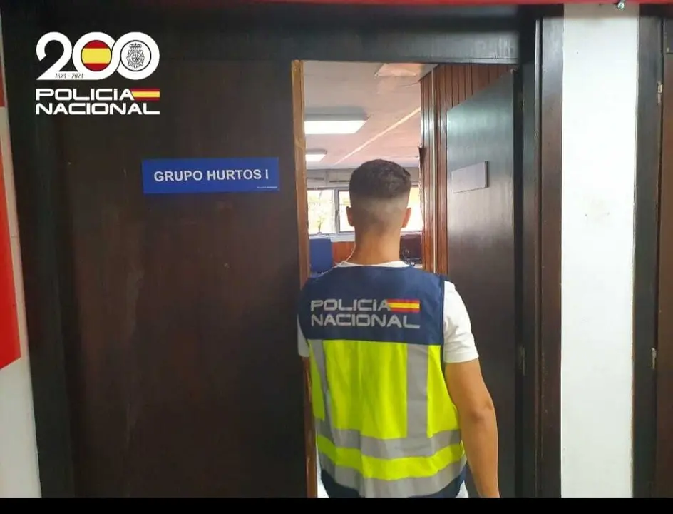 Un agente de la Polic&iacute;a Nacional, de espaldas.