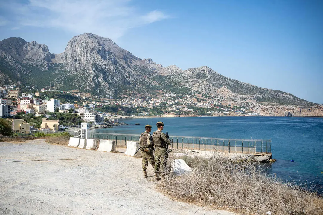 Dos militares vigilan la frontera entre Espa&ntilde;a y Marruecos, a 8 de septiembre de 2026, en Ceuta