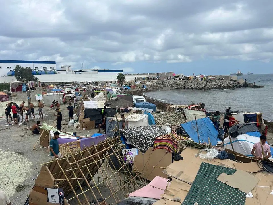 Migrantes en un nuevo asentamiento, en la playa de Ben&iacute;tez, a 12 de septiembre de 2026, en Ceuta (Espa&ntilde;a). 