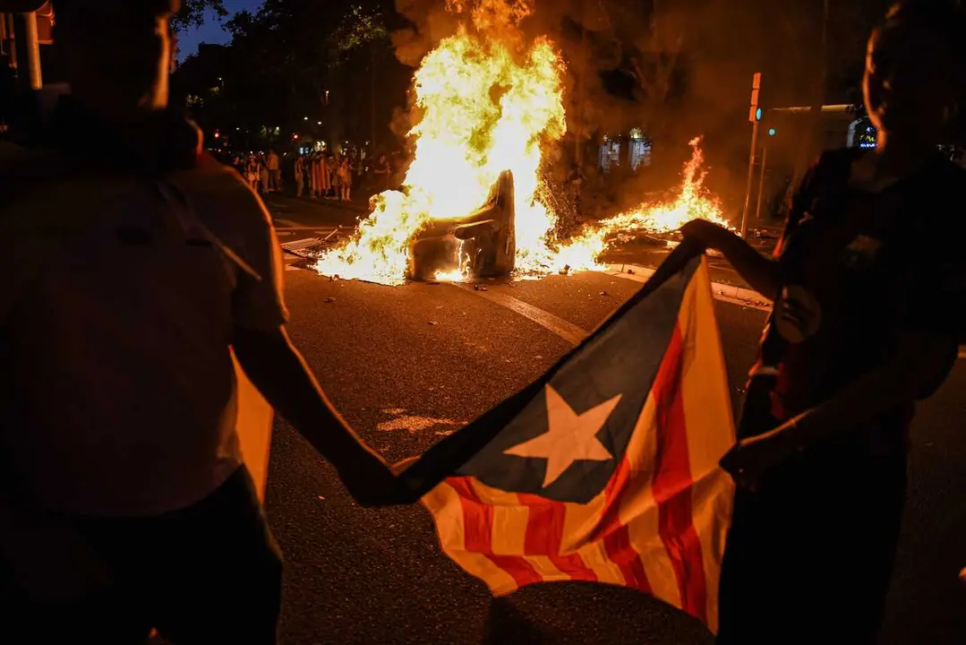 Varias personas queman contenedores tras la manifestaci&oacute;n por la Diada de Catalunya, a 11 de septiembre de 2026, en Barcelona, Catalunya (Espa&ntilde;a)