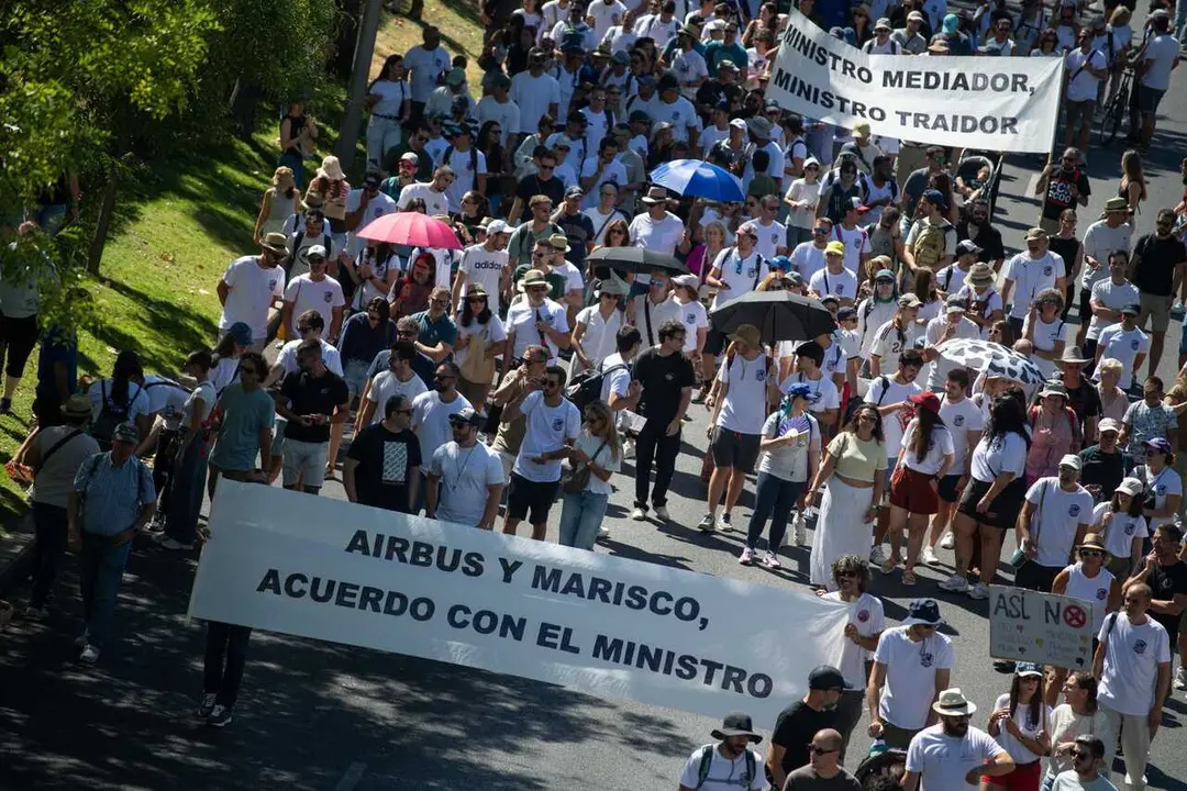 Numerosas personas portan una pancarta con lema 'Airbus  y marisco, acuerdo con el ministro' durante una manifestaci&oacute;n de empleados de Airbus, a 12 de septiembre de 2026, en Madrid (Espa&ntilde;a). 