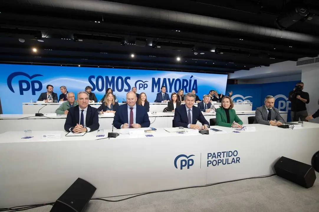 Archivo - El presidente del Partido Popular, Alberto N&uacute;&ntilde;ez Feij&oacute;o, preside la reuni&oacute;n de la Junta Directiva Nacional del partido, junto a El&iacute;as Bendodo, Miguel Tellado (2i), Cuca Gamarra y Juan Bravo, a 9 de febrero de 2026, en Madrid.
