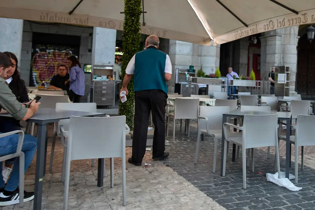 Archivo - Un camarero en una terraza del centro de Madrid