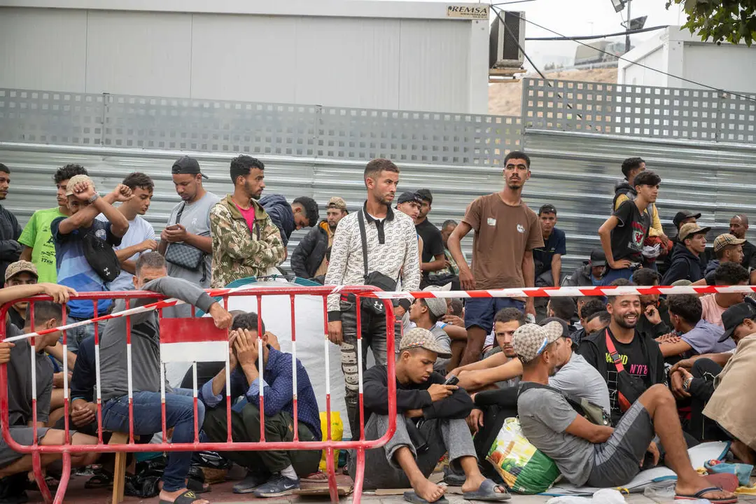 Decenas de migrantes esperan en las inmediaciones de la explanada del embolsamiento de Loma Colmenar, a 3 de septiembre de 2026, en Ceuta (Espa&ntilde;a). La situaci&oacute;n es de calma contenida despu&eacute;s de que el pasado 2 de septiembre la Polic&iacute;a Nacional tuviera que