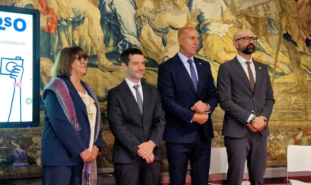 El ministro de Derechos Sociales, Consumo y Agenda 2030, Pablo Bustinduy (centro izquierda), en la presentaci&oacute;n el pasado jueves en Le&oacute;n de la temporada de viajes del Imserso 2026-2027.