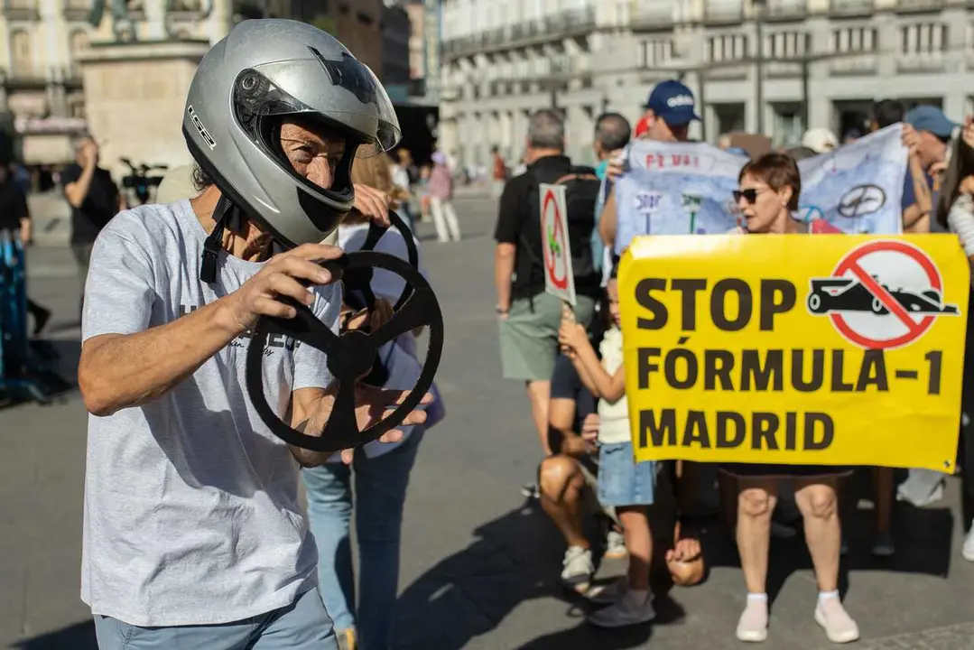 Archivo - Una persona durante un acto contra la construcci&oacute;n del circuito urbano de F&oacute;rmula 1 en Madrid, en la Puerta del Sol, a 14 de septiembre de 2025, en Madrid (Espa&ntilde;a). 