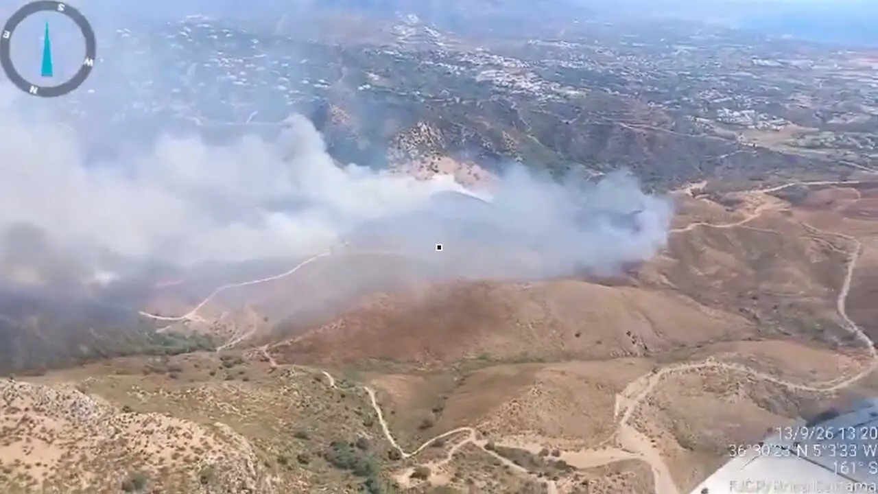 Imagen a&eacute;rea del incendio forestal de Benahav&iacute;s (M&aacute;laga).