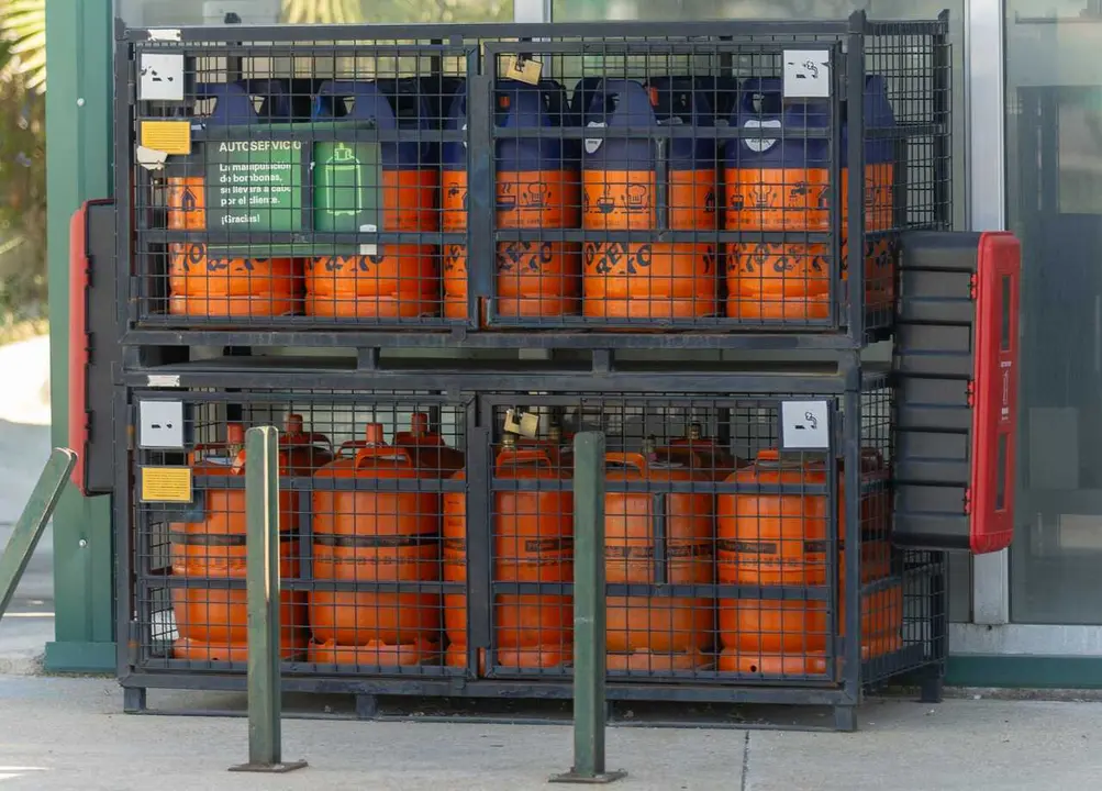 Archivo - Bombonas de butano en una gasolinera, a 16 de julio de 2024, en Madrid (Espa&ntilde;a). El precio m&aacute;ximo de venta al p&uacute;blico de la bombona de butano bajar&aacute; un 5% a partir de hoy, hasta los 15,34 euros, con lo que encadenar&aacute; su segunda revisi&oacute;n a la baj