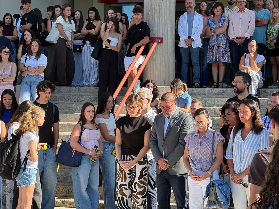Minuto de silencio en la Facultad de Ciencias de la Educaci&oacute;n de la Universidad de Granada, centro donde era alumna de Educaci&oacute;n Infantil Claudia Tacoronte, de 21 a&ntilde;os, asesinada este s&aacute;bado en Morelos (M&eacute;xico) en un presunto caso de feminicidio.