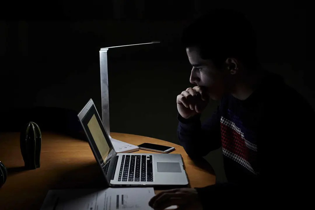 Archivo - Un estudiante utiliza el ordenador para realizar tareas en casa, en Madrid (Espa&ntilde;a), a 12 de enero de 2021. Tras el paso de la borrasca &lsquo;Filomena&rsquo; y las consecuencias en derivadas en la regi&oacute;n tras la gran nevada, la Comunidad de Madrid ha impue