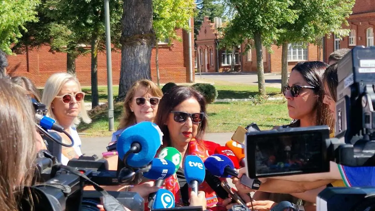 La ministra de Defensa, Margarita Robles, atiende a los medios de comunicaci&oacute;n en la Academia B&aacute;sica del Aire y del Espacio de Le&oacute;n.