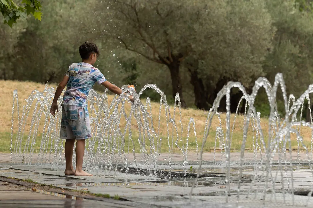 Archivo - Un ni&ntilde;o se moja en los chorros de Madrid R&iacute;o, a 16 de junio de 2022, en Madrid (Espa&ntilde;a). 