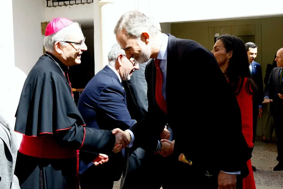 El obispo de Ja&eacute;n, Sebasti&aacute;n Chico, saluda al rey Felipe VI durante su visita a Ja&eacute;n el pasado marzo.