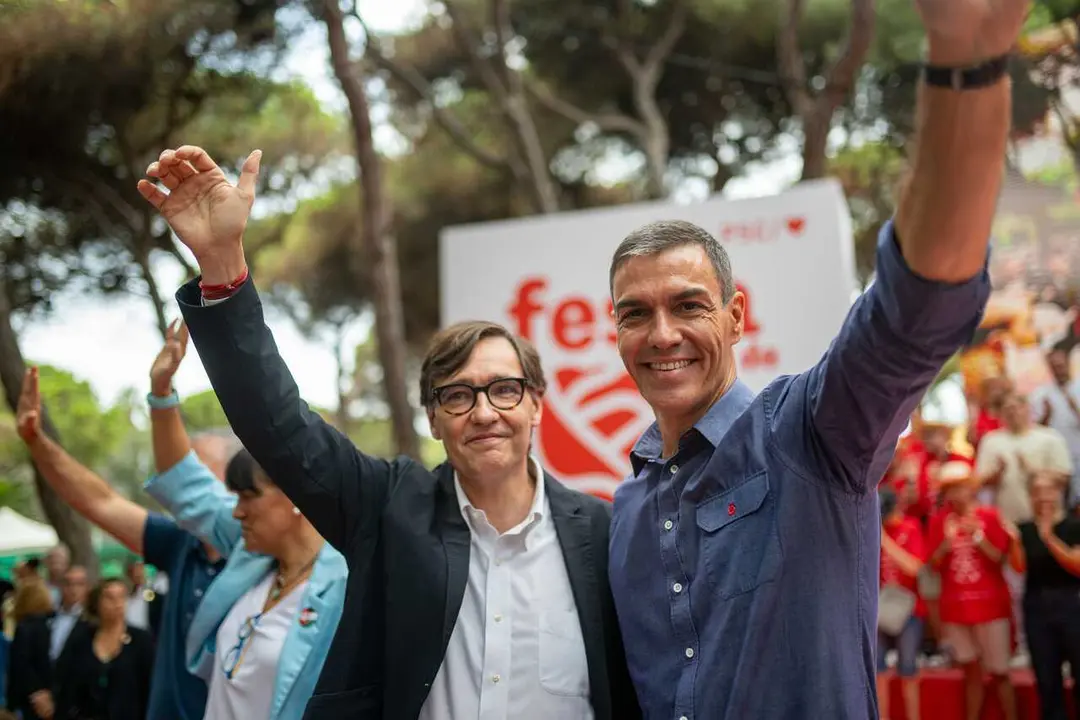 Archivo - El presidente de la Generalitat de Catalu&ntilde;a, Salvador Illa (i) y el presidente del Gobierno, Pedro S&aacute;nchez (d), durante la Fiesta de la Rosa del PSC, a 21 de septiembre de 2025, en Gav&agrave;, Barcelona.