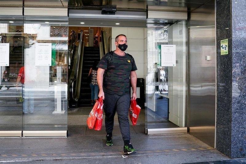  Un hombre sale con varias bolsas de un establecimiento de El Corte Inglés - A. Pérez Meca - Europa Press 