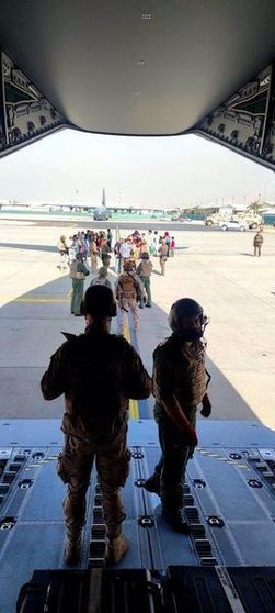 Dos militares españoles en Kabul esperando a evacuadois de Afganistán - Ministerio de Defensa