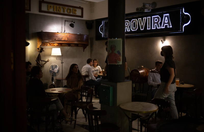 <p> Archivo - Interior de un bar en una calle céntrica de Barcelona, a 14 de octubre de 2021, en Barcelona, Catalunya (España). - David Zorrakino - Europa Press - Archivo </p>