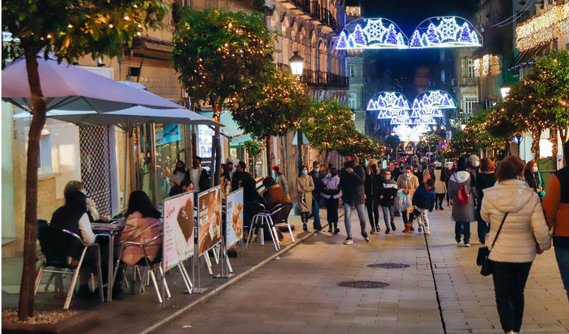 <p> Ambiente en las calles y establecimientos de Vigo, a 27 de noviembre de 2021, en Vigo, Galicia (España). - Marta Vázquez Rodríguez - Europa Press </p>