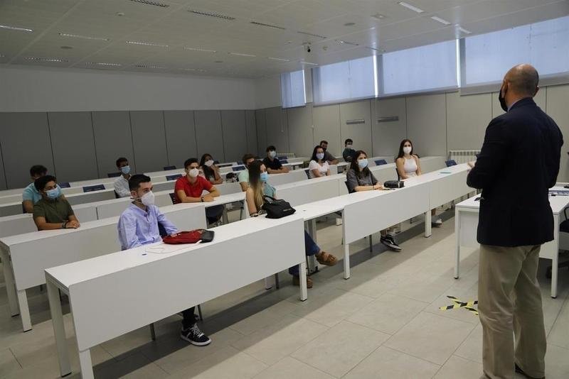 <p> Alumnos de la Universidad Loyola Andalucía en una clase presencial. // EP </p>