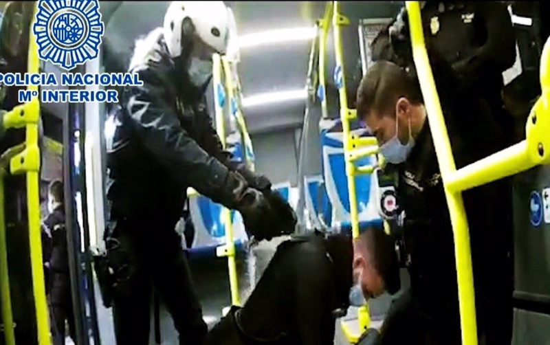 <p> Policías salvan a la vida a un hombre que sufrió un paro cardiaco en un autobús de Madrid - POLICÍA NACIONAL </p>