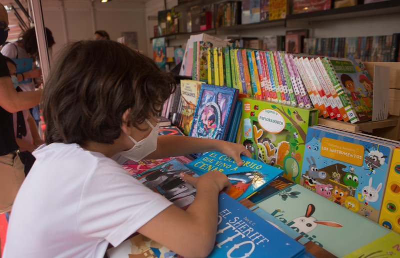 <p> Archivo - Un niño ojea libros en la Feria del Libro de Mérida. - Jorge Armestar - Europa Press - Archivo </p>