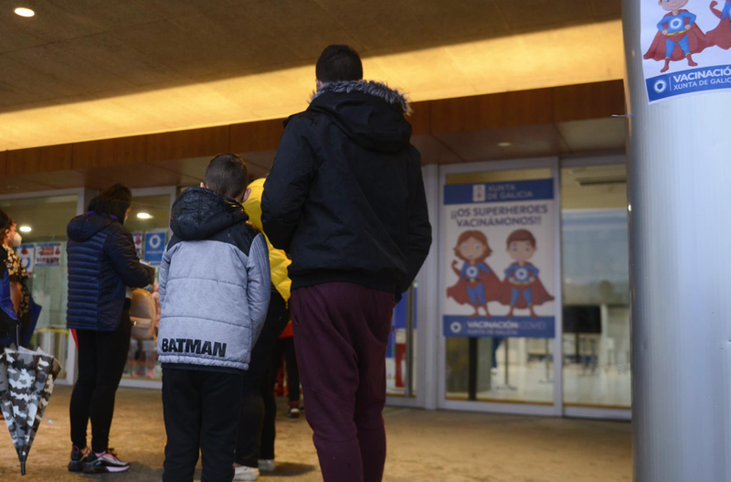 <p> Varios niños acompañados de sus padres, a su llegada al recinto ferial Expourense para ser vacunados - Rosa Veiga - Europa Press </p>