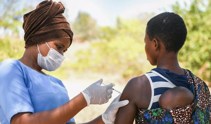 <p> Una mujer recibe la vacuna contra la COVID-19 en el distrito de Kasungo, en Malawi. - UNICEF </p>