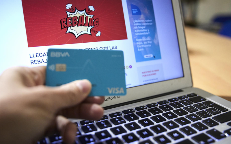 <p> Una persona compra con su tarjeta de crédito durante la semana en que han dado comienzo las Rebajas Online, a 4 de enero de 2022, en Madrid, (España). - Jesús Hellín - Europa Press </p>
