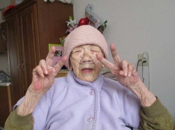 <p> Kane Tanaka posa así de feliz con sus 119 años. </p>
