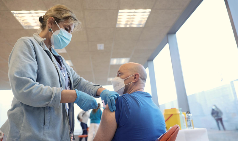 <p> Una persona recibe una vacuna contra el Covid-19, en el Hospital Infanta Sofía, a 30 de diciembre de 2021, en San Sebastián de los Reyes, Madrid, (España). - Eduardo Parra - Europa Press </p>