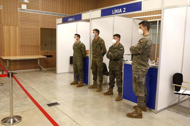 <p> Varios militares de las Fuerzas Armadas tras incorporarse a los equipos de vacunación del IB-Salud de Baleares </p>