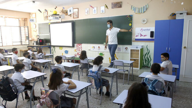 <p> Maestro imparte clase con mascarilla en un colegio andaluz </p>