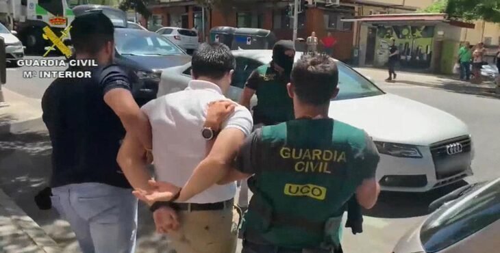 <p> La Guardia Civil arrestando a Lupin </p>