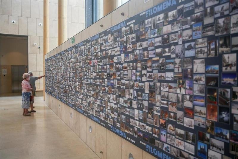 <p> Varias personas visitan la exposición del II concurso de fotografía ‘Filomena a mi pesar, en el Patio de Acogida del Museo de Historia de Madrid </p>