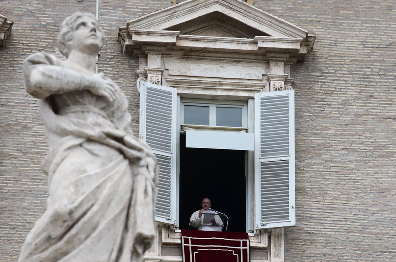 <p> El Papa Francisco, asomado al balcón de la ventana de su estudio privado en el Palacio Apostólico que da a la plaza de San Pedro de El Vaticano, este domingo 2 de mayo - Evandro Inetti/ZUMA Wire/dpa </p>