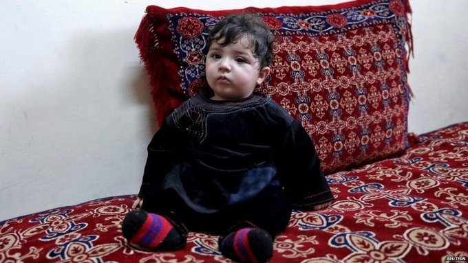<p> Sohail Ahmadi, el bebé perdido durante 5 meses que ya está de vuelta con su familia. Fuente: Twitter @rheytah </p>