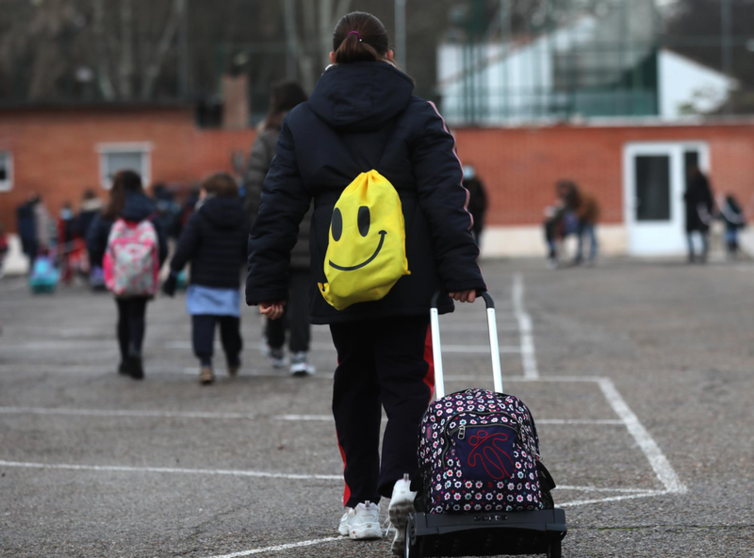 <p> Una niña a su llegada al primer día de clase presencial tras la Navidad, en el Colegio Privado Alameda de Osuna, a 10 de enero de 2022, en Madrid, (España). - Isabel Infantes - Europa Press </p>
