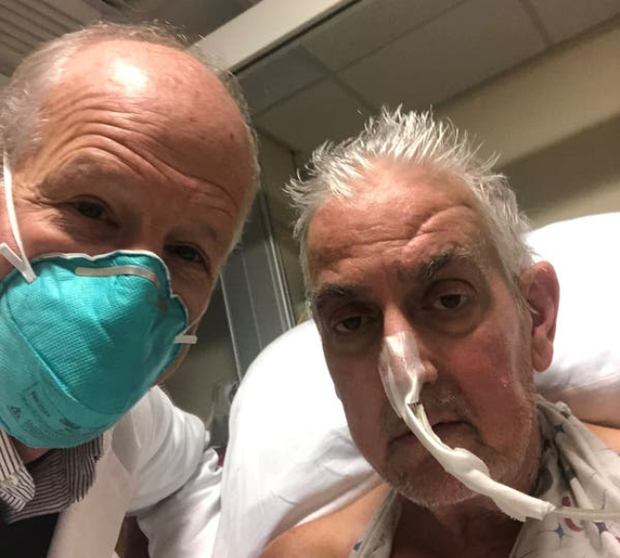 <p> El Dr. Griffith, y su paciente David Bennett, pocos días después de realizarle un trasplante cardíaco usando de injerto un corazón de cerdo genéticamente preparado. Fuente: Twitter @jearlugo </p>