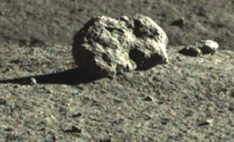 <p> Imagen cercana de la roca lunar que despertó el reciente interés de los controladores del rover YuTu 2 - CNSA/OUR SPACE </p>