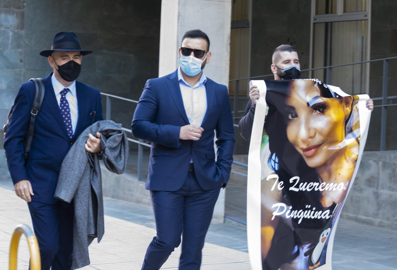 <p> Salida de los juzgados de Cartagena del cirujano investigado tras la muerte de una mujer en una lipoescultura, acompañado de su abogado Mariano Bó - DIMA </p>